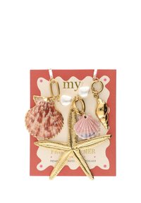 Charm in tono oro a forma di stella marina e tre ciondoli a forma di conchiglia in tonalità rosa e marrone, attaccati a una scheda decorativa con il nome del marchio. Design di accessori di alta qualità.