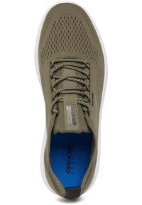 Sneaker verde oliva con tomaia in mesh traspirante, design con lacci e suola bianca. Presenta un interno blu e un logo sul lato.
