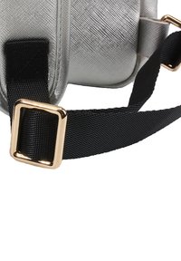 Borsa in metallo argentato con finitura testurizzata, dotata di una tracolla in nylon nera e dettagli in oro sull'attacco.