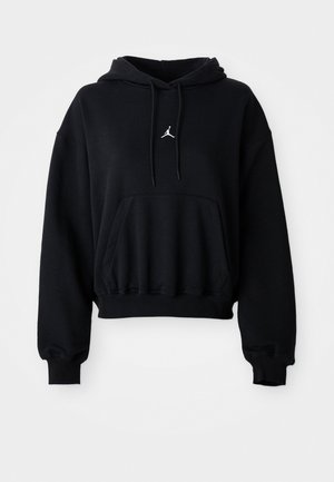 Sort hættebluse med snoretræk i hætten, stor frontlomme og hvidt logo på brystet. Blødt materiale, løs pasform, ribbede manchetter og kant.