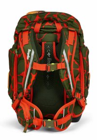 Grüner Rucksack mit einem orangefarbenen abstrakten Muster, verstellbaren Trägern, einem gepolsterten Rücken und mehreren Reißverschlussfächern für die Aufbewahrung.