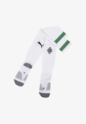 Białe sportowe skarpetki z szarymi palcami i piętami, zielonymi paskami na górze, logo Puma oraz diamentowym emblematem z literą B.