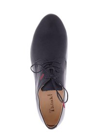 Chaussure en cuir noir avec un bout arrondi, un laçage à l'avant et un subtil accent rouge près des œillets. L'intérieur présente une semelle intérieure beige.