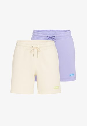 Dva páry šortek: jedny v světlé béžové a jedny v lilákové. Oba mají elastické pasy, šňůrky na stažení a malé štítky značky v kontrastních barvách.