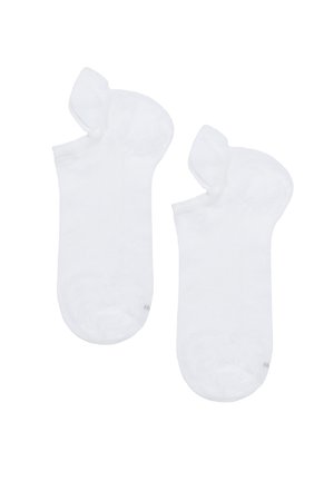 Calcetines cortos de algodón blanco con una textura suave y bordes redondeados, que presentan un sutil patrón de canalé en la abertura.