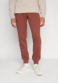 Pier One 2 PACK - Tracksuit bottoms - tan