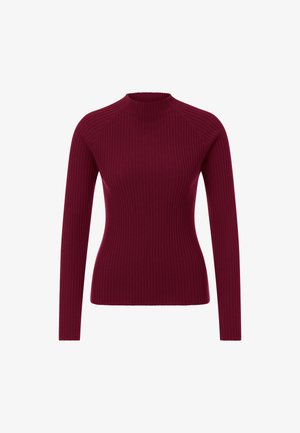 Langarm, ribbel gebreid trui in diep bordeauxrood met een hoge ronde hals en een aansluitende pasvorm op een witte achtergrond.