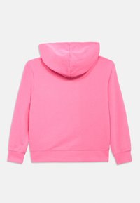 Φωτεινό ροζ φούτερ με μακριά μανίκια και κουκούλα, εμφανιζόμενο από πίσω σε λευκό φόντο.