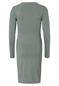Langärmliges Kleid aus einem weichen, sanften grünen Stoff. Hat einen einfachen runden Ausschnitt und eine enganliegende Passform. Keine sichtbaren Muster oder Akzente.