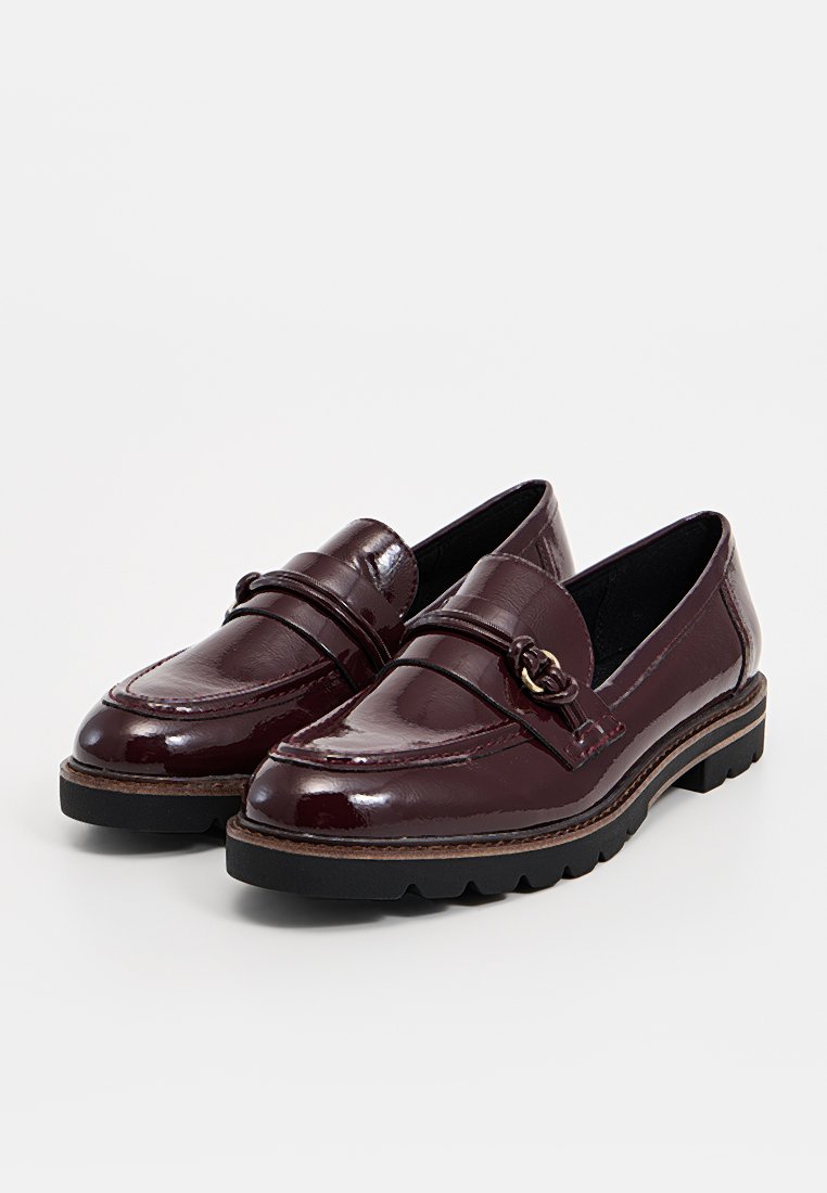 Mocassins en cuir verni bordeaux avec un bout arrondi, une sangle décorative, un accent en métal doré et une semelle en caoutchouc noir texturé.
