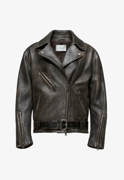 Bruine leren motorjack met een gestructureerde afwerking, asymmetrische rits en meerdere ritszakken; heeft een ceintuur in de taille en een brede kraag.