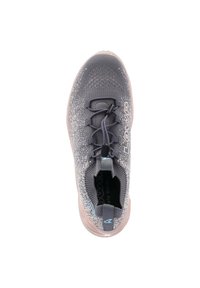 Scarpa da ginnastica grigia in maglia con superficie strutturata, dotata di lacci, profilo basso e suola rosa chiaro. Logo stampato sul lato.