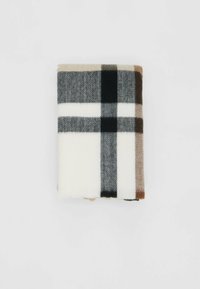 Coperta a quadri in tonalità bianca, grigia, nera e marrone, ripiegata con una texture morbida e una finitura fine, caratterizzata da un classico motivo a scacchi.