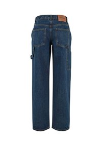 Mėlynos spalvos džinsinės kargo kelnės su laisvu siluetu, aukštu juosmeniu, dviem galiniais kišenėmis, šonine kišene ir rudos odos prekės ženklo etikete gale.