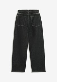 Sorte denim bukser med bred benvidde og høj talje, to baglommer og kontrastfarvet hvid syning, vist fladt mod en hvid baggrund.