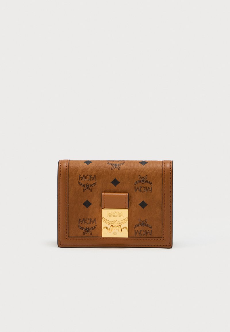 Bruine leren portemonnee met reliëf MCM-logo, diamanten patroon en een gouden metallic sluiting. Compact rechthoekige vorm.