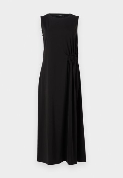 Fekete ujjatlan ruha kerek nyakkal, amely oldalt fodros részletekkel rendelkezik a textúra érdekében, és A-vonalú sziluettel, amely a földig ér.