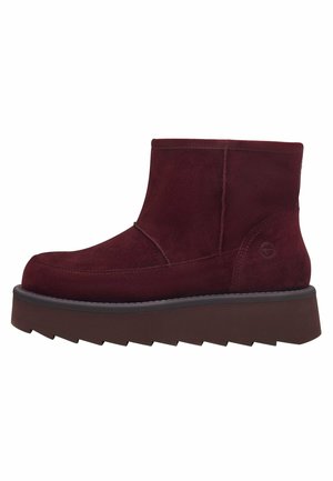 Burgunderfarbene Wildleder-Stiefeletten mit runder Zehenpartie, elastischem Schaft und dicker brauner Plateausohle mit strukturiertem Profil für besseren Halt.