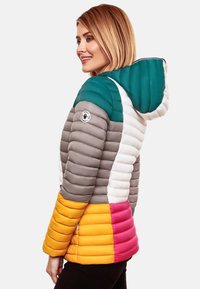 Gevoerde jas met een teal kleurige capuchon, grijze, witte, felroze en gele panelen. Bevat horizontale stiksels en een ronde logo op de schouder.
