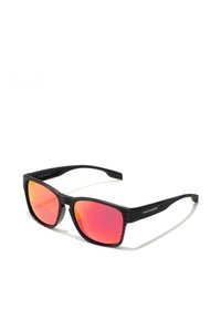 Črna sončna očala z teksturirano, lahko oblikovano okvirjem in rdečimi ogledalnimi lečami. Na ročajih je ime blagovne znamke "Hawkers".