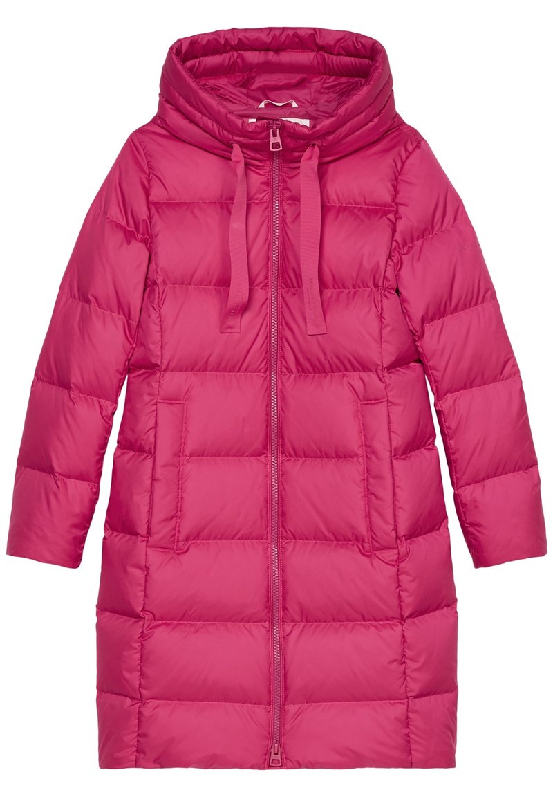 Abrigo acolchado de color rosa brillante con un cuello alto, cremallera de longitud completa y dos bolsillos frontales. Tejido liso y brillante con paneles cosidos.