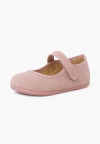 Chaussure bébé fille Mary Jane rose doux avec tige en tissu et une bride unique ajustable à scratch, sur fond blanc.