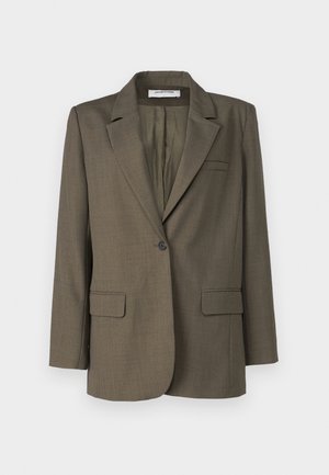 Blazer vert olive avec un col cranté, fermeture à un bouton, deux poches avant et une texture unie. Coupe ajustée avec une fente au dos.