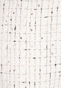 Material alb texturat cu modele din fire negre și aurii, prezentând linii orizontale și verticale împreună cu paiete pentru detalii suplimentare.