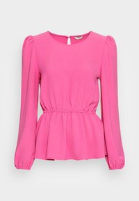 Maglietta rosa a maniche lunghe con scollatura rotonda, maniche arricciate e vita a peplo. Presenta una chiusura a occhiello sul retro. Texture del tessuto morbida.