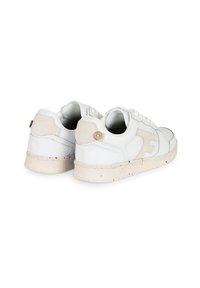 Sneakers bianchi con un design testurizzato, caratterizzati da un accento beige e una suola crema maculata. Include un dettaglio in metallo circolare sul tallone.
