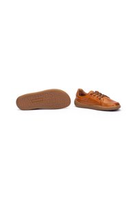 Zapatos casuales de cuero marrón con forma redondeada, que cuentan con acentos de costura, cierre de cordones y una suela de goma texturizada grabada con la marca.