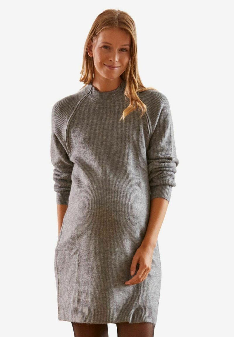 Graues gestreiftes Strickkleid mit langen Ärmeln, lockerer Passform und Rundhalsausschnitt. Verfügt über seitliche Taschen und strukturierten Strickstoff.