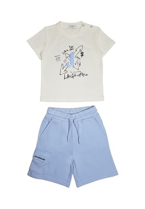 Maglietta bianca a maniche corte per bambino con testo grafico e pantaloncini blu chiaro con vita elastica, coulisse e tasca laterale etichettata "Jeckerson".