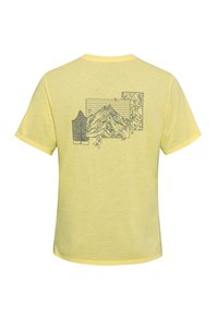 T-shirt giallo a maniche corte con un'illustrazione grafica di montagne e foglie sul retro, realizzato in un tessuto morbido e con una trama delicata.