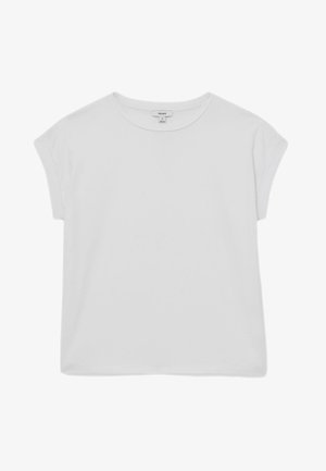 Egyszerű, fehér, rövid ujjú póló kerek nyakkivágással és kis felhajtott ujjvégekkel, fehér háttéren laposan elhelyezve.