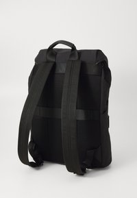 Zaino nero realizzato in materiale resistente, con schienale in rete imbottita per il comfort, spallacci larghi e design minimalista.