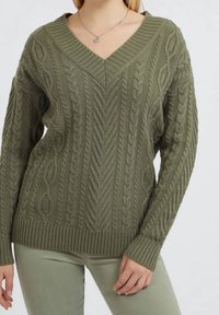 Maglione lavorato a maglia verde oliva con scollo a V, design a treccia, polsini e vita a costine. Texture morbida con motivi intricati.