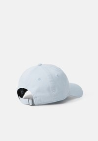 Helles blaues Baseballcap aus Baumwolle. Verfügt über einen gebogenen Schirm, einen verstellbaren Riemen und Belüftungsöffnungen an den Seiten. Glatte Textur.