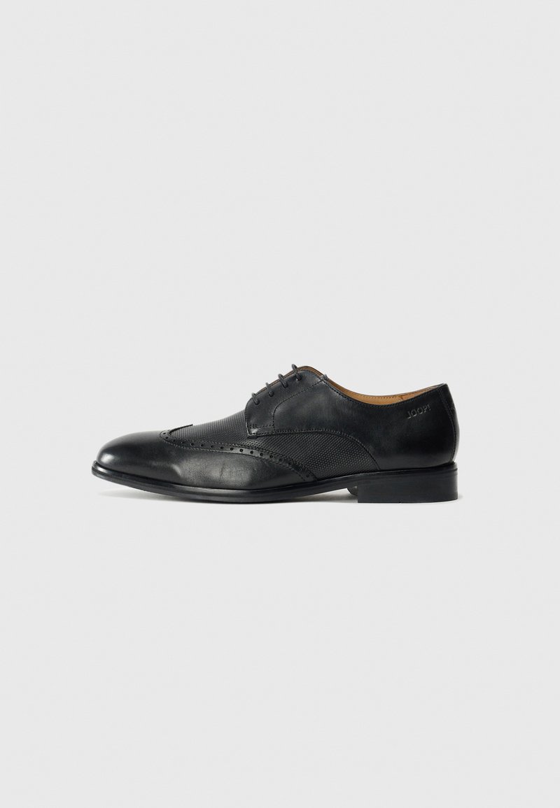 Chaussure de costume pour homme en cuir noir avec des détails en brogue et des lacets, présentée en profil latéral droit sur un fond blanc.