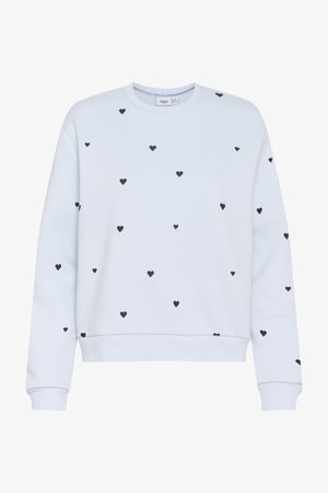 Sweatshirt bleu clair avec des motifs de cœurs noirs. Manches longues, bords côtelés et col rond. Matériau textile doux.