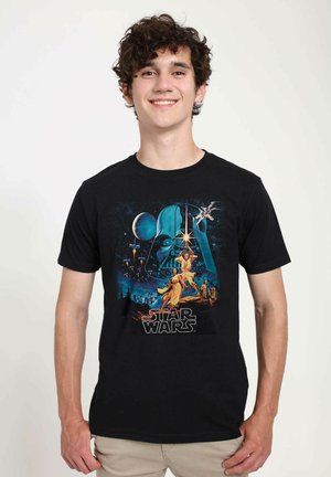 Zwarte katoenen t-shirt met een levendige Star Wars graphic van Darth Vader en andere personages, gedetailleerd met blauwe en oranje kleuren.