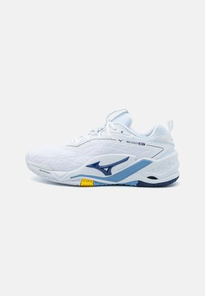 Białe sportowe buty z teksturowaną cholewką, niebieskimi akcentami i żółtą sekcją na podeszwie. Posiadają zaokrąglony nos i dopasowany design.