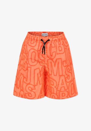 Shorts de bain néon orange avec taille à cordon, ornés d'un motif de lettres audacieux répétées et d'une texture de tissu léger et lisse.