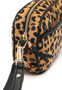 Laukku, jossa on leopardi-kuosi, musta nahkareunus, kultainen vetoketju ja irrotettava hihna, jossa on klipsiliitos.