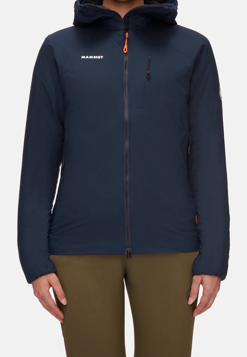 Mörkblå isolerad jacka med dragkedja framtill, justerbar huva och en bröstficka. Har orangea dragkedjedetaljer och elastiska muddar.