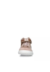Sneaker in suede rosa con suola in gomma bianca, dotato di una fascia metallica, lacci e un pannello laterale testurizzato. Design con punta arrotondata.