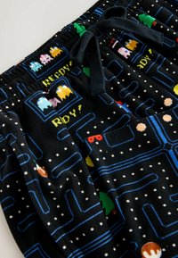 Fekete pizsama rövidnadrág puha anyagból, színes arcade játék grafikákkal díszített mintázattal és zsinóros derékrésszel.