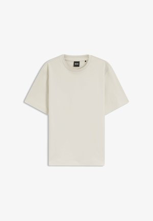 Beiges T-Shirt mit kurzen Ärmeln und Rundhalsausschnitt, innen am Kragen mit einem schwarzen "BOSS"-Label, vor weißem Hintergrund präsentiert.