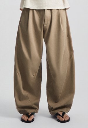 Bershka, BARREL WITH DARTS - TROUSERS - Pantaloni - beige