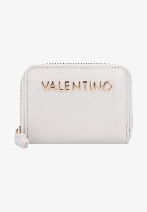 Valentino kaksiosainen lompakko teksturoidusta vaaleanharmaasta nahasta. Kultainen metalliosat ja nostettu logo etupuolella. Vetoketjukiinnitys sivulla.